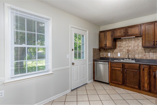 Building Photo - 110 Greenwood Cir