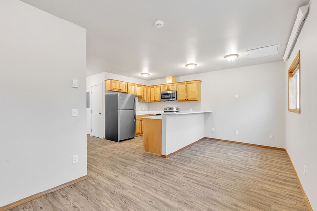 Building Photo - $1,100/month |Fully Remodeled Ground Floor...