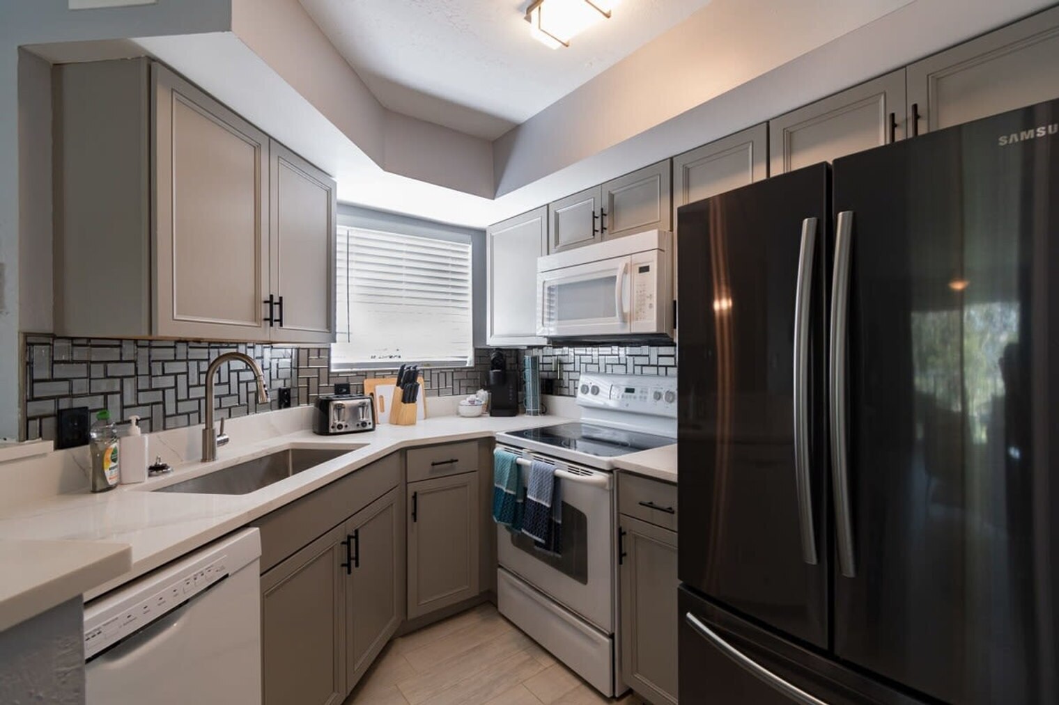 Building Photo - 650 Island Club Dr