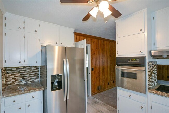 Building Photo - 1316 White Oak St SE