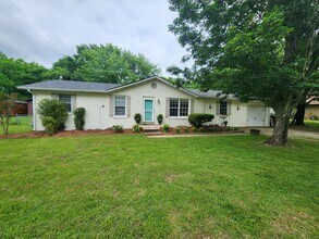 Building Photo - Remodeled home just two minutes from Spring Hill's Main Street!