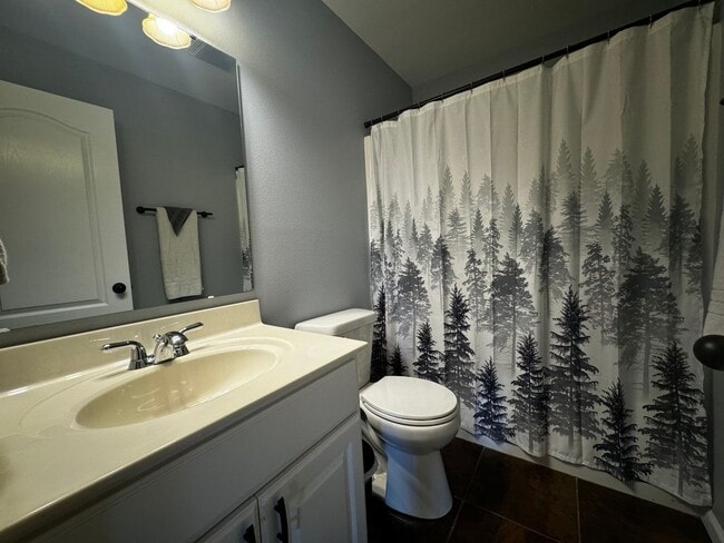 Building Photo - Charming 3-Bedroom, 3-Bathroom Home with V...