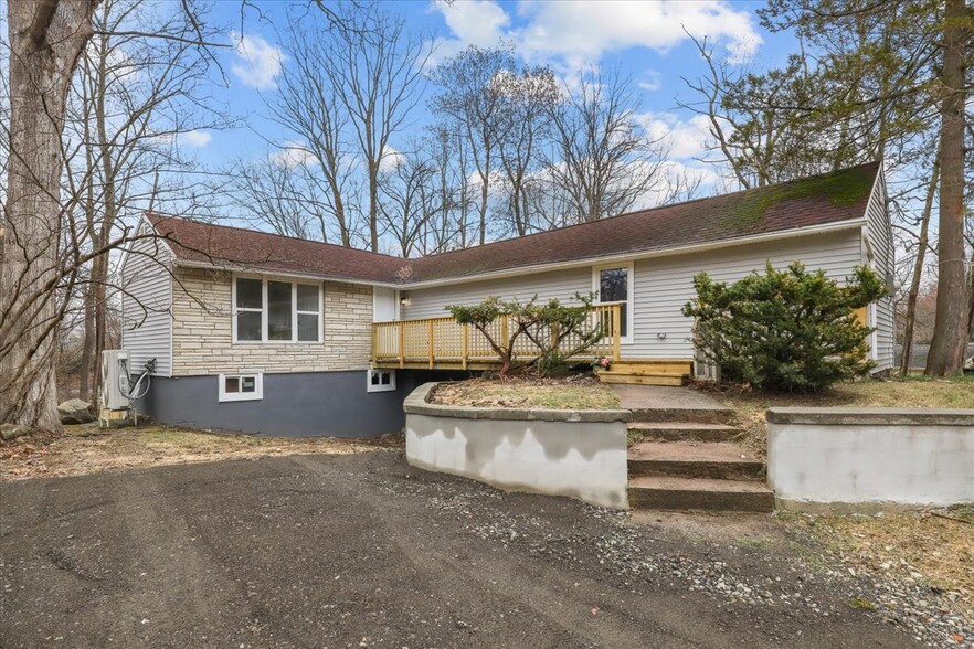 Building Photo - 8 Teatown Ct