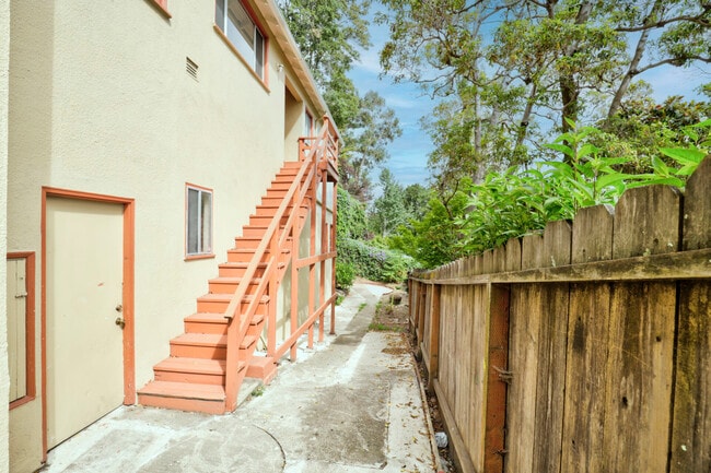 Building Photo - 733 Grosvenor Pl