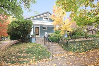 Building Photo - 803 NE Laurelhurst Pl