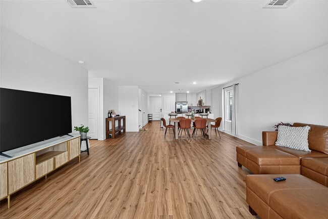 Building Photo - 27615 Village Cir Dr
