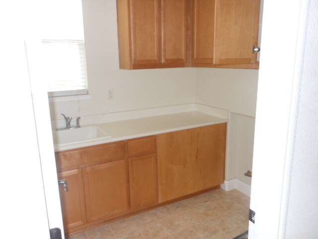 Building Photo - Rose Garden 4 Bed, 3 Bath Discounted at $3...