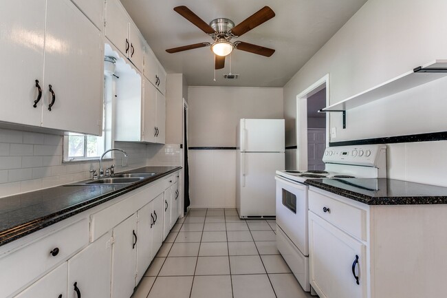 Building Photo - 2-BEDROOM HOME IN MONTICELLO PARK