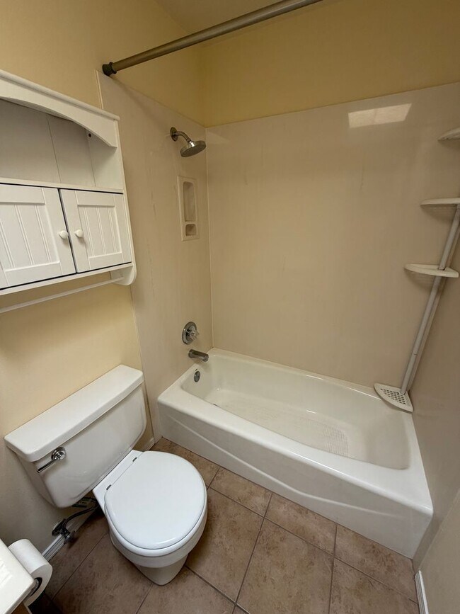 Building Photo - Spacious 3-Bedroom