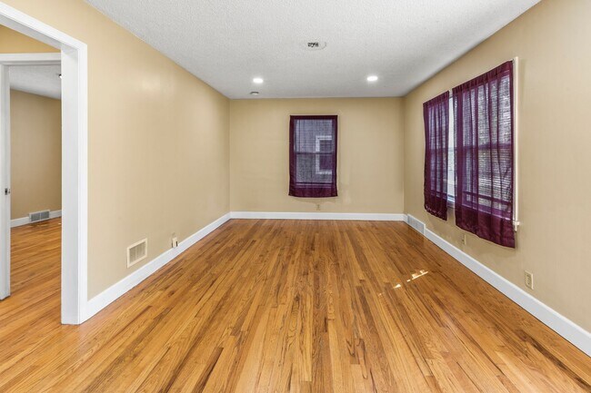 Building Photo - Charming 3Bedroom/2Bath