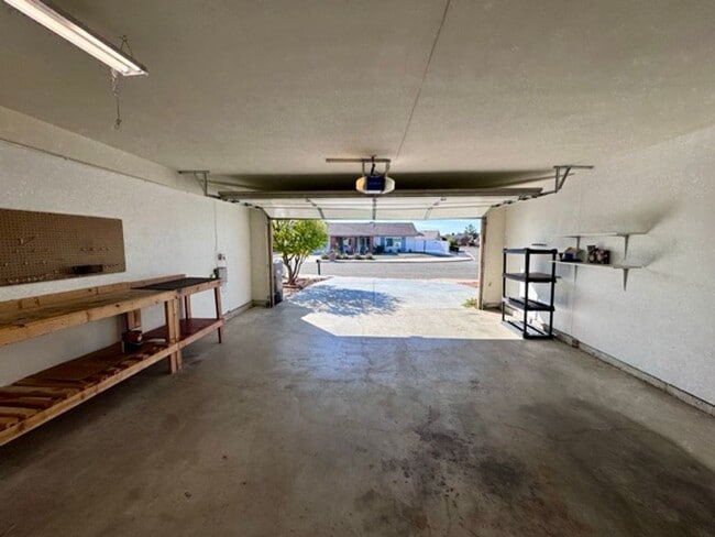 Building Photo - COMING SOON 55+ Community 2 bedroom 2 bathroom Home for Lease in Sun City