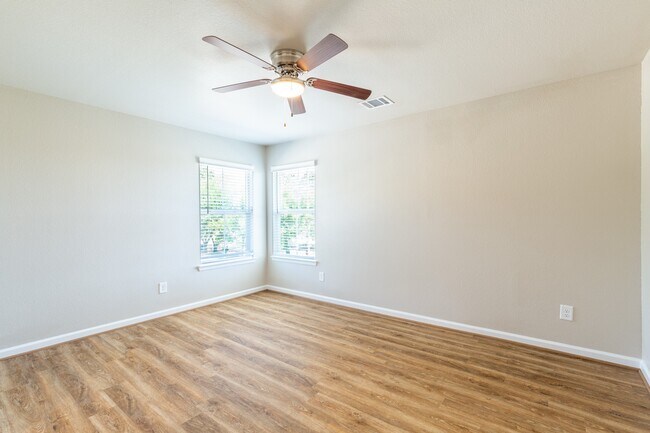 Building Photo - 219 Pk Pl Cir