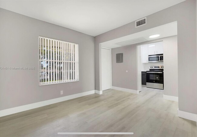 Building Photo - 9849 Three Lakes Cir
