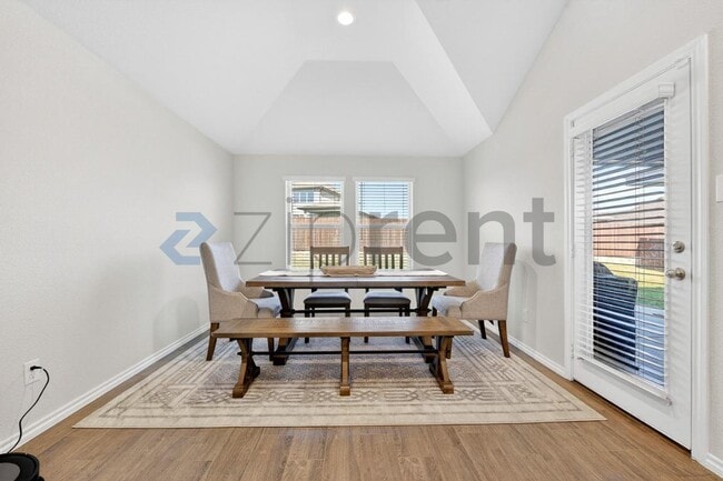 Building Photo - 2650 Streamside Dr