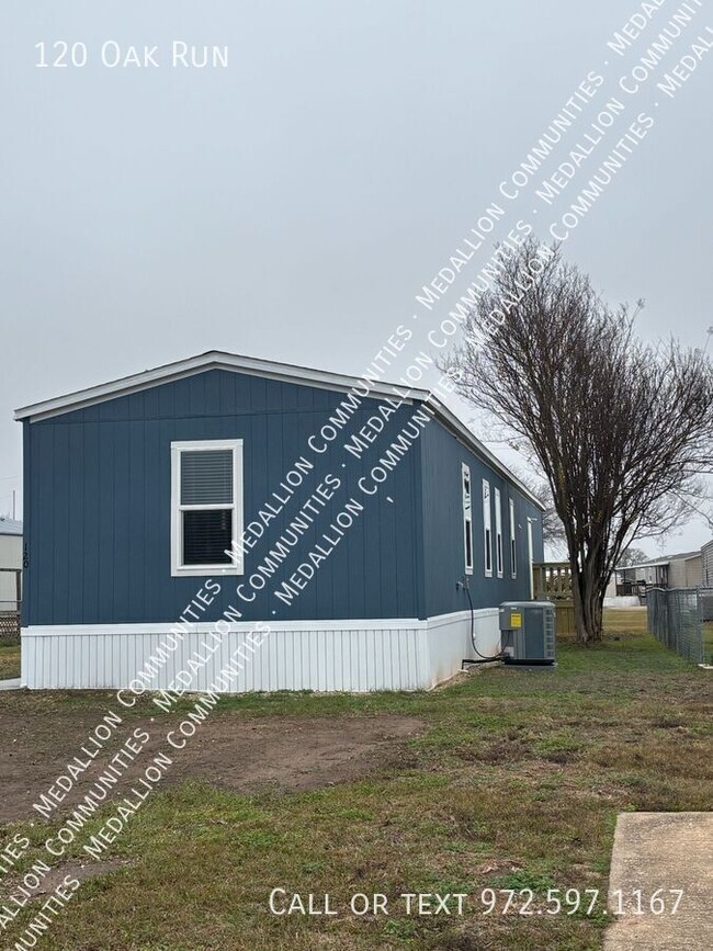 Building Photo - 120 Oak Run