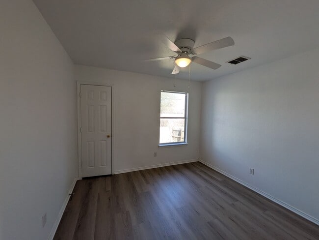 Building Photo - Fresh and Clean in New Braunfels!!