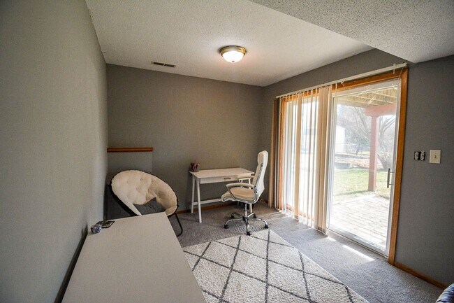 Building Photo - Bright 4BR on Corner Lot in SW Rochester