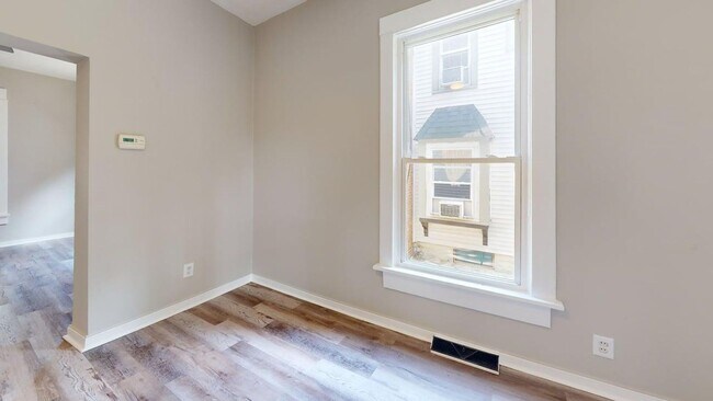 Building Photo - 982 Collinwood Ave