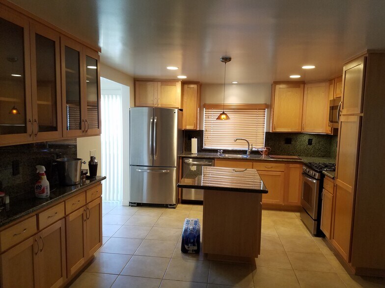 Kitchen with large dining area - 11946 Dorothy St