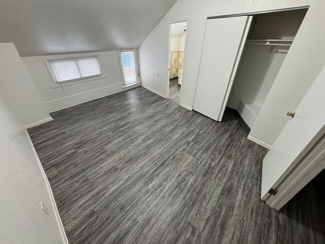 Building Photo - Experience the charm of Manitou Springs living in this spacious 2-bedroom, 2-bath apartment locat...