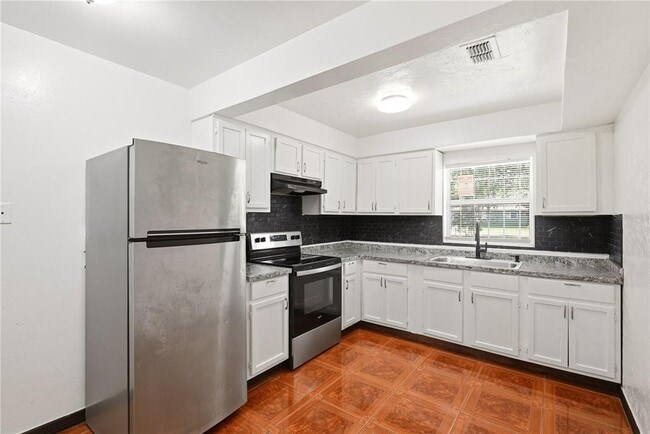 Building Photo - 808 S Ivey Ln