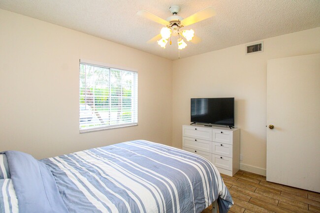 Building Photo - ** 2/2 FIRST FLOOR EMERALD LAKES BEAUTY RE...
