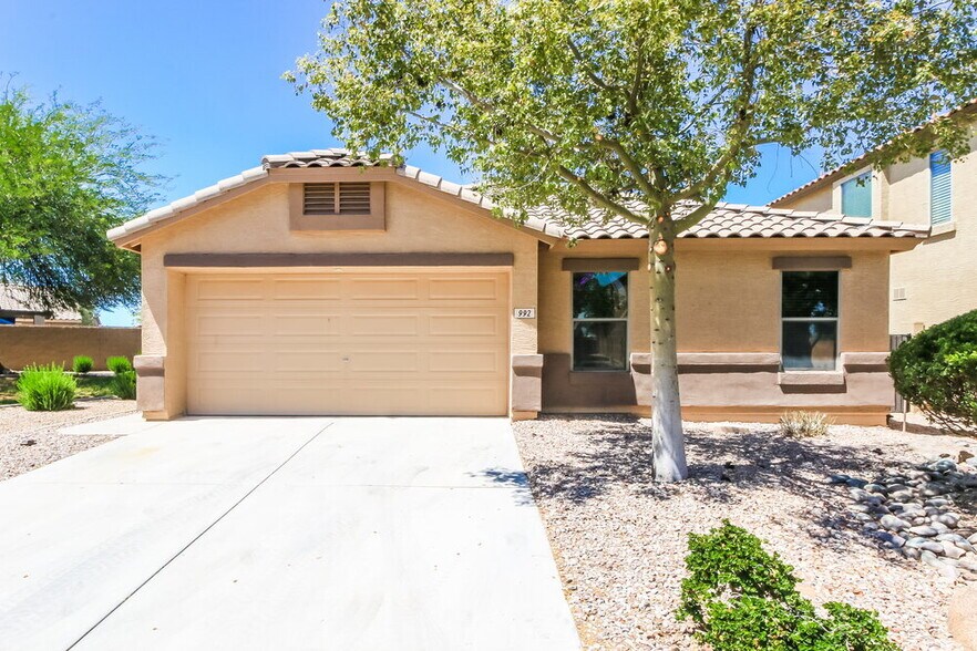 Primary Photo - 992 E Saddle Way