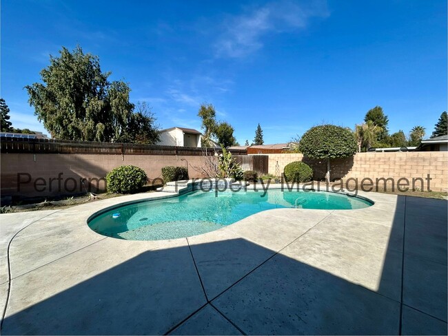 Building Photo - Cozy 3 Bed/2 Bath SW Bakersfield Home w/ P...