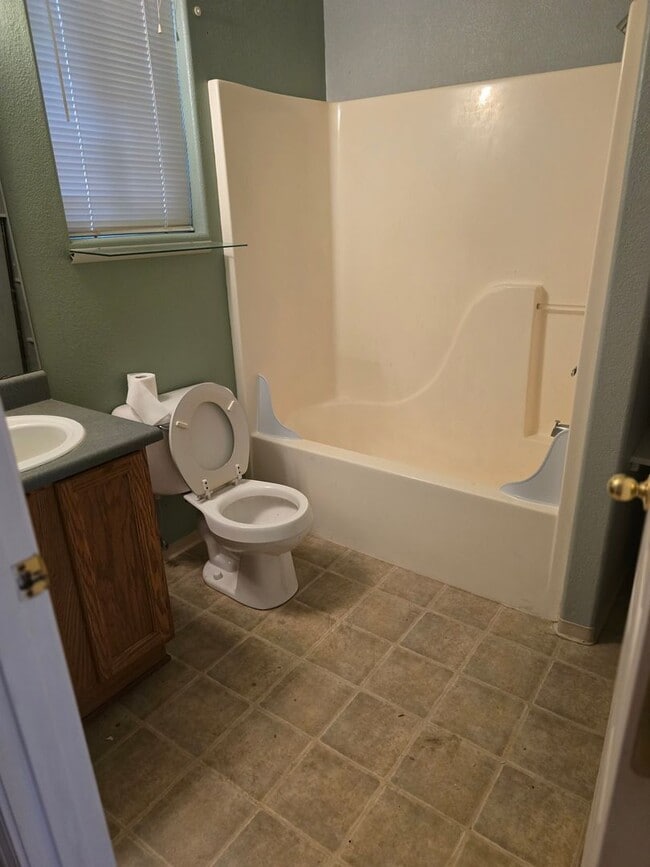 Building Photo - 3 bed 2 bath Home for Rent in Grants Pass