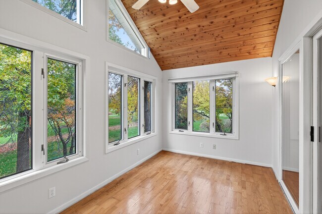 Building Photo - 14388 Fairway Dr