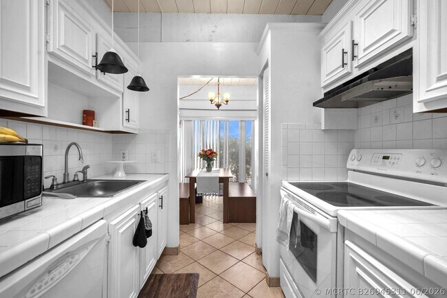 Building Photo - 740 E Coco Plum Cir