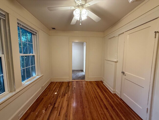 Building Photo - Beautiful 3 Bedroom Apartment