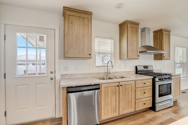 Building Photo - 6 Lapin St