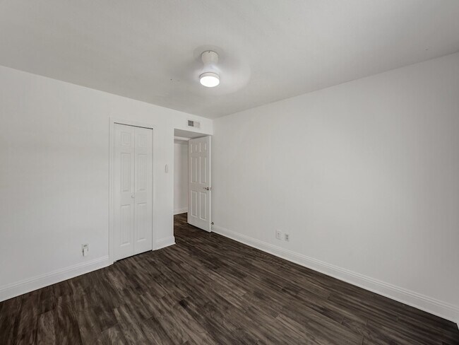 Building Photo - 1121 Bass Dr