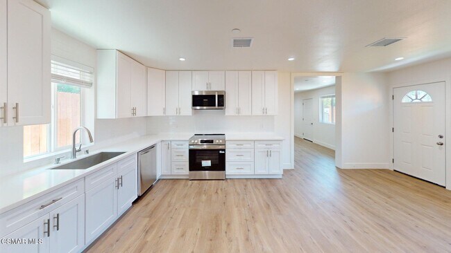 Building Photo - 936 Calle Pensamiento