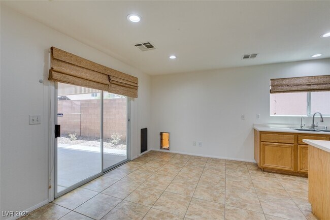 Building Photo - 210 Lynbrook St