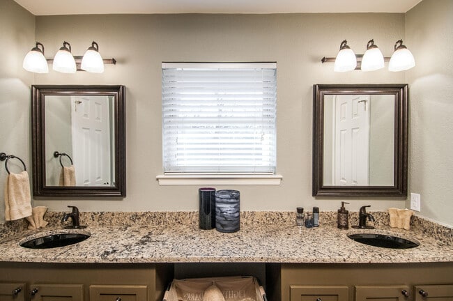 Building Photo - 2947 Southridge Dr