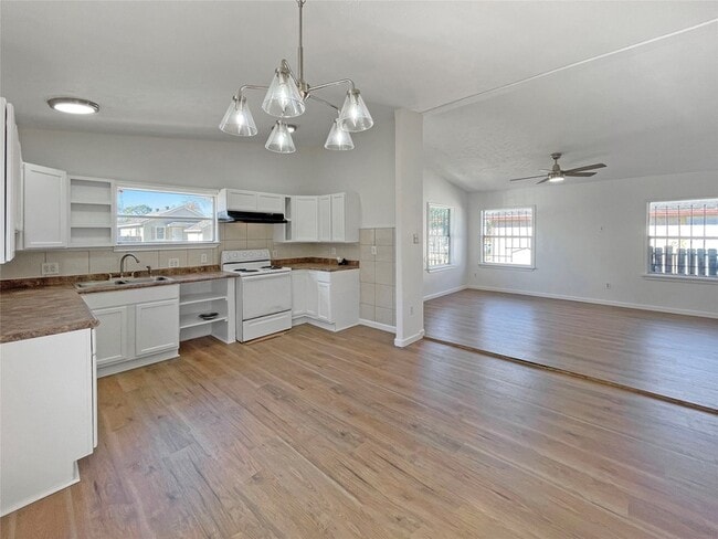 Building Photo - 11914 Kingslake Forest Dr