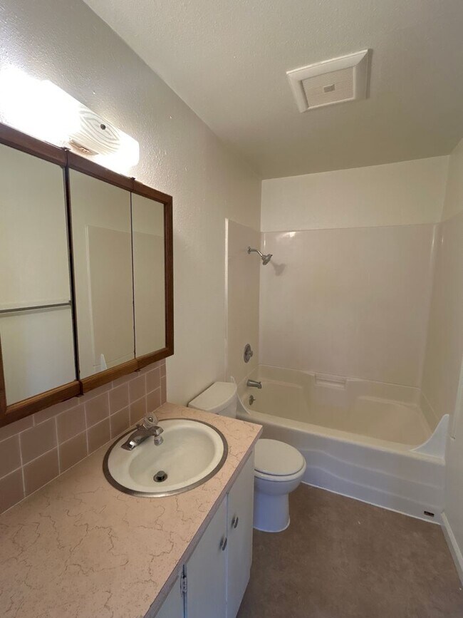 Building Photo - 3 Bedroom 1 Bath House Country Feel with City Access!