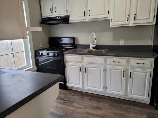 Building Photo - 4 bedroom/2 bath home