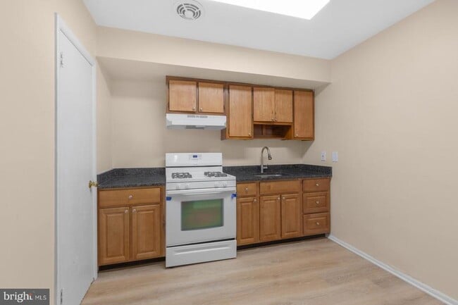 Building Photo - 5990 Henry Ave