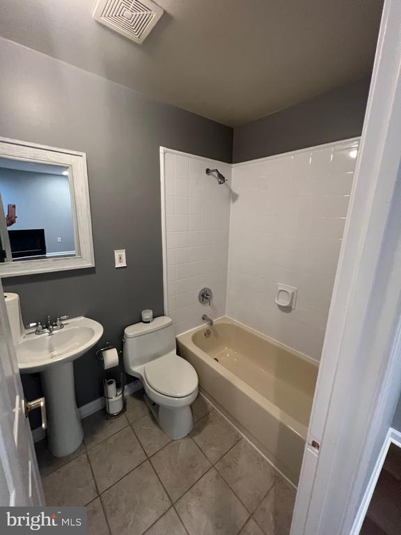 Building Photo - 11211 Surry Woods Ct