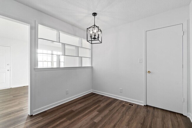 Building Photo - 3 Bedroom Dog Friendly Home For Rent!