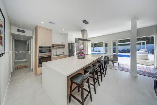Building Photo - 2020 Alamanda Dr