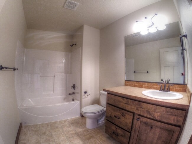 Building Photo - 2 Story in The Landings!