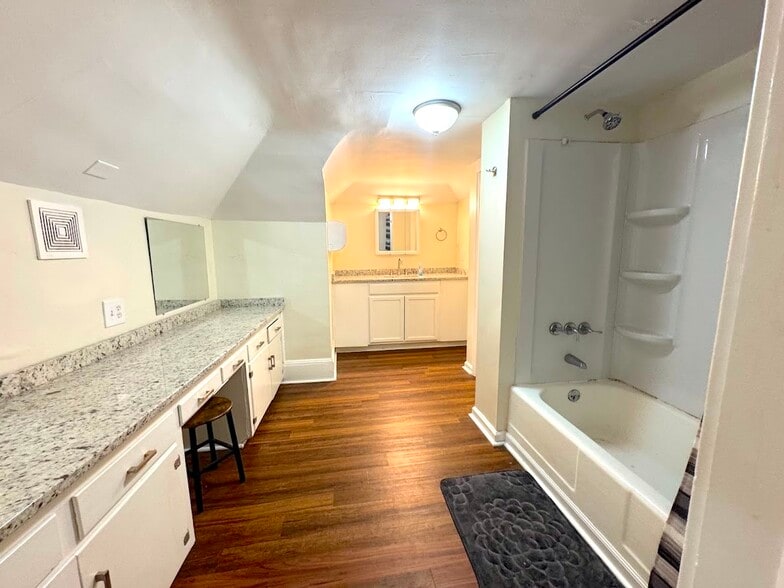 Building Photo - 1233 E Center St