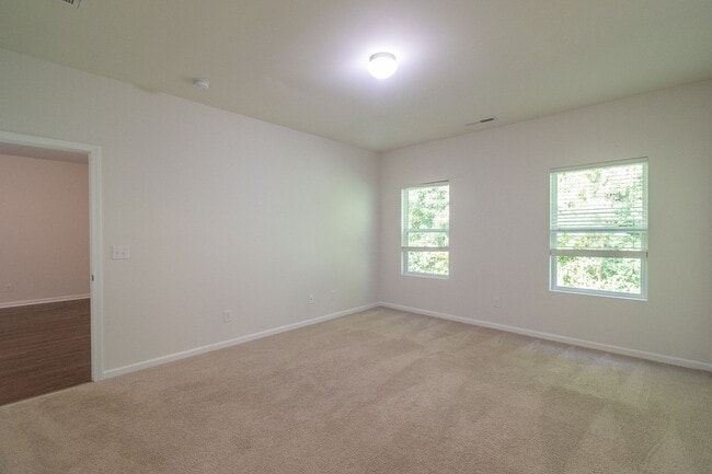 Building Photo - Freshly Renovated 4-Bedroom Home with Mode...