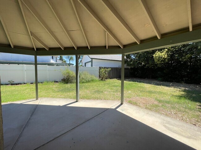 Building Photo - 3 Bedroom 2.5 Bath Home with Huge Covered Patio in Backyard!