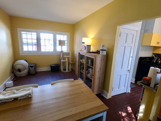 Building Photo - 9/1 Beautiful Hidden GEM. 2 Blocks from Wa...