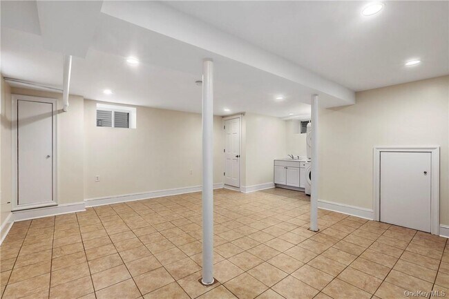 Building Photo - 48 Rossmore Ave